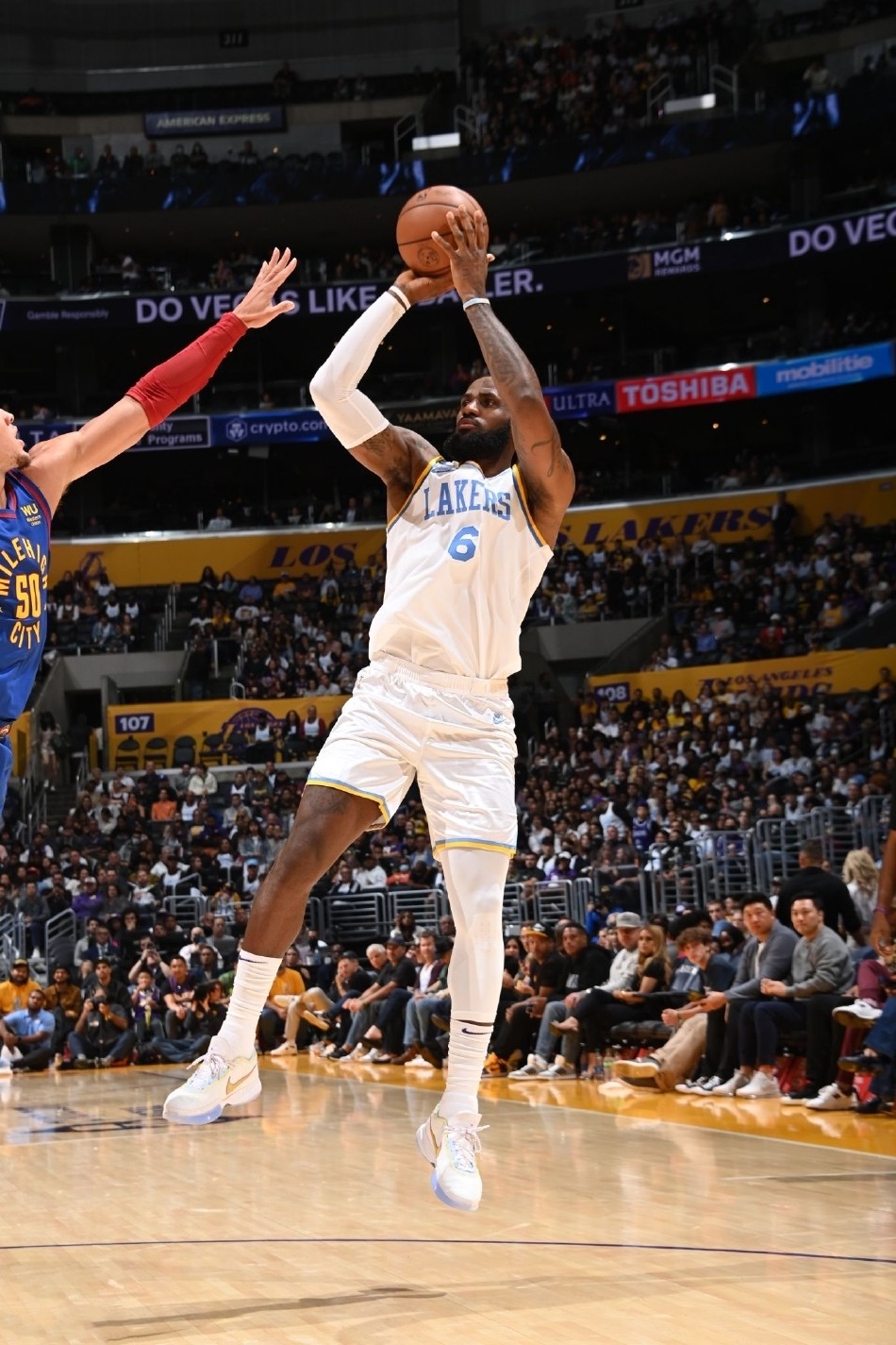 关于詹姆斯在法国队比赛中险胜赛后上海久事队长鼓劲，连对手都承认：转折点浙江队单刀错失的信息星空体育中国